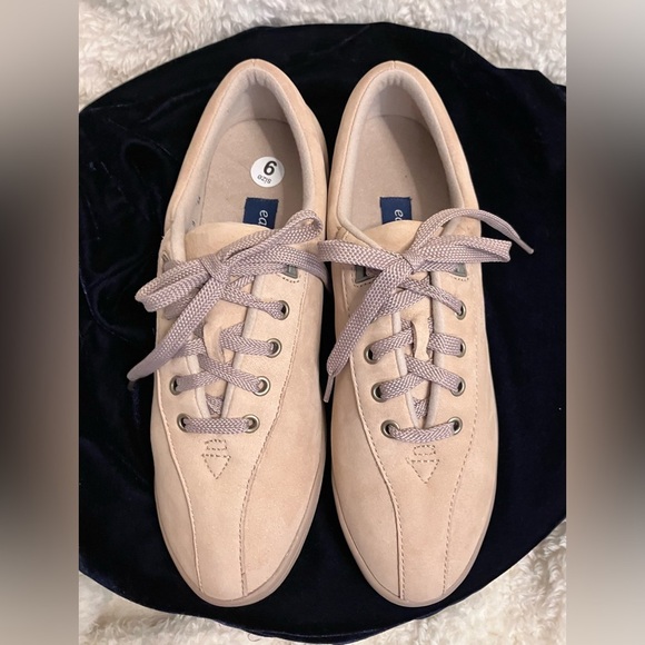 EUC Easy Spirit Women's Tan Beige Lace-Up Sneaker Flats Size 9 - Picture 6 of 10